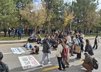 Öğrenciler Yemekhaneye Getirilen Rezervasyon Uygulamasını Protesto Etti