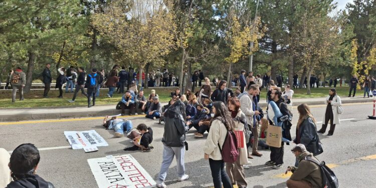 Öğrenciler Yemekhaneye Getirilen Rezervasyon Uygulamasını Protesto Etti