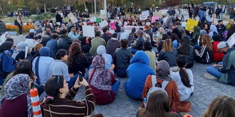 Öğrenciler Rojin Kabaiş İçin Rektörlüğe Yürüdü