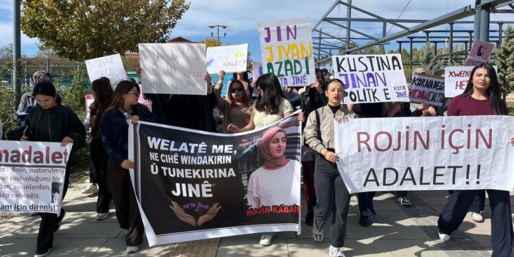 YYÜ Öğrencilerinden Rojin Kabaiş İçin Yürüyüş