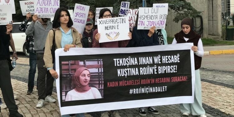 Kocaeli Üniversitesi Öğrencilerinden Rojin Kabaiş İçin Eylem