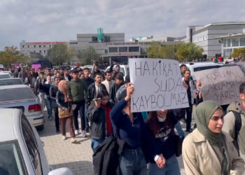 Wan’da Öğrencilerden Rojin Kabaiş İçin Yürüyüş