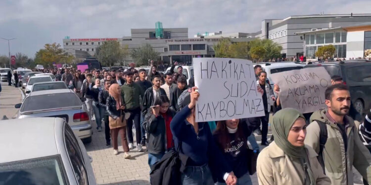 Wan’da Öğrencilerden Rojin Kabaiş İçin Yürüyüş