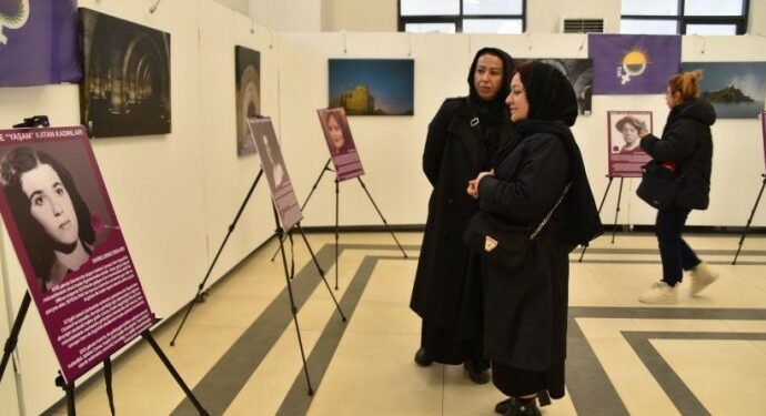 25 kasım Sergisine Polis Baskını