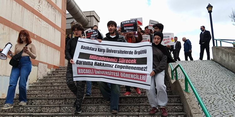 Öğrencilerden Yurttan Atılan Arkadaşları İçin Eylem