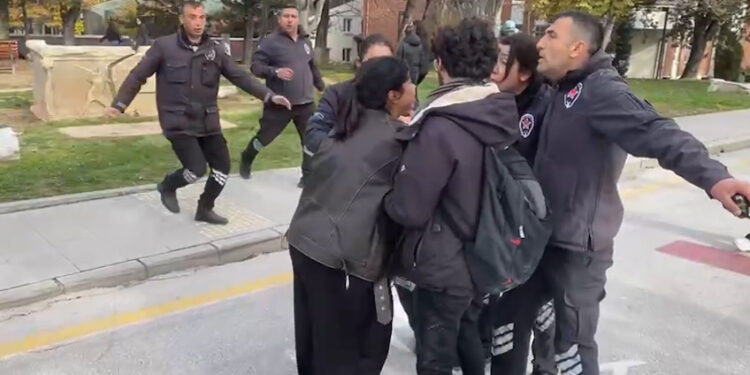 Yemekhane Rezervasyon Sistemini Protesto Eden Öğrencilere Şiddet