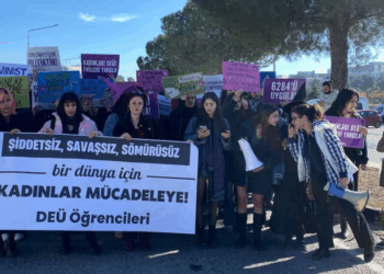 DEÜ Öğrencilerinden 25 Kasım Yürüyüşü