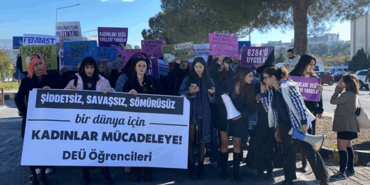 DEÜ Öğrencilerinden 25 Kasım Yürüyüşü