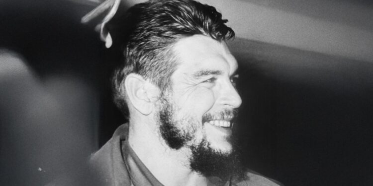 Teori ile Pratiğin Kesiştiği Devrimci: Che Guevara