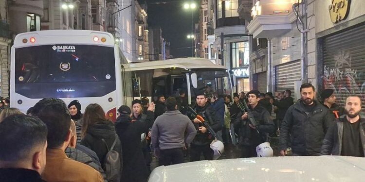 Asgari Ücret Zammını Protesto Eden Gençler Gözaltına Alındı
