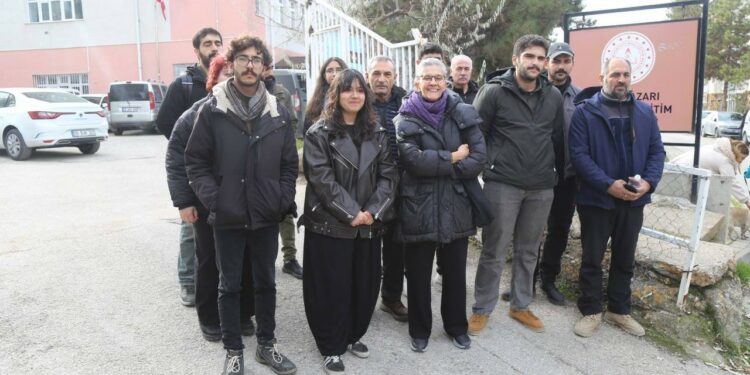 Öğrenciler Kürtçe Kursun Engellenmesini Protesto Etti