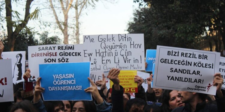 Üniversiteliler Tutuklamalara Karşı Beyazıt’a Yürüdü