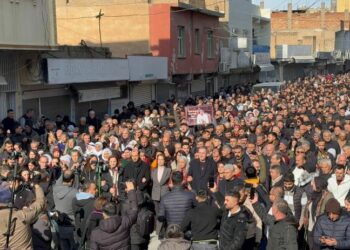Sınırı Aşan Yüzlerce Kişi Rojava’ya Geçti