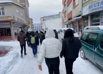 Wan’da Gençlerden Rojava İçin Yürüyüş