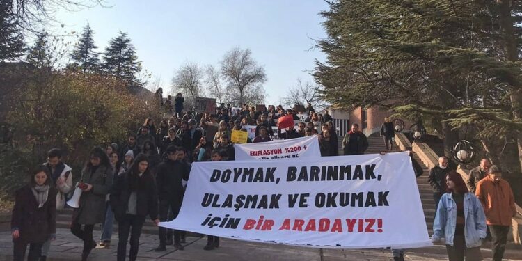 Üniversite Öğrencileri Geleceksizlikle Karşı Karşıya