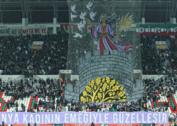 Amedspor Taraftarlarından 8 Mart Koreografisi