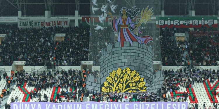 Amedspor Taraftarlarından 8 Mart Koreografisi