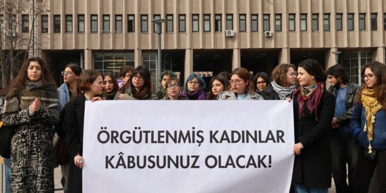 Öğrencilerden Şiddet Faili Akademisyen İçin Çağrı