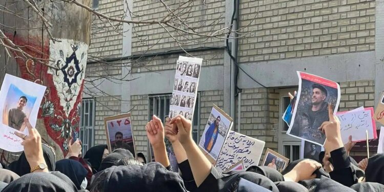 İran’da Öğrencilerden İttifak