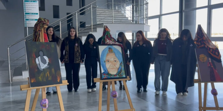 Wan’da Genç Kadınlardan Resim Sergisi