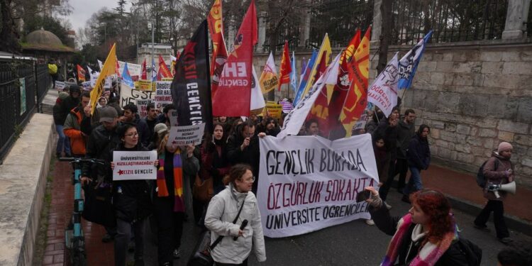 19 Mart’ın Yıldönümünde Öğrencilerden Yürüyüş