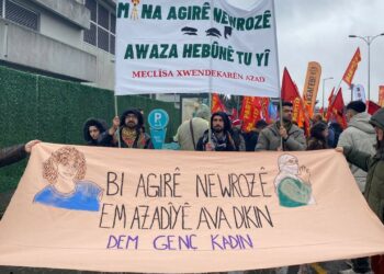 Gençlerden Newroz Alanına Yürüyüş