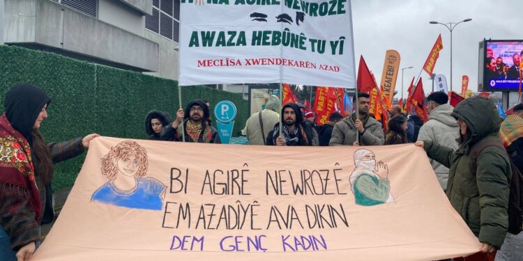 Gençlerden Newroz Alanına Yürüyüş