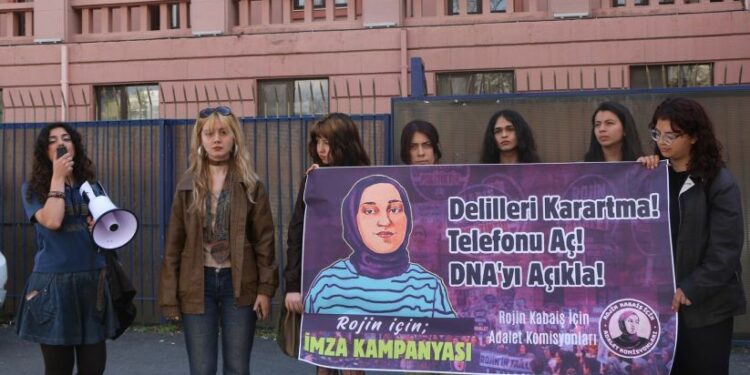 Bakanlık Önünde Rojin Kabaiş İçin İmza Kampanyası