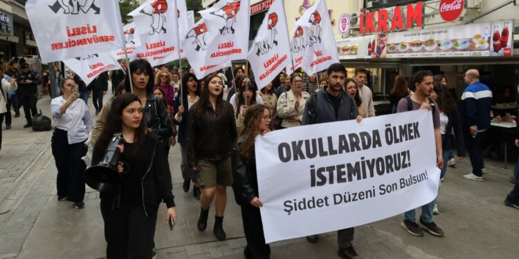 Lise Öğrencileri: Şiddet Düzeni Son Bulsun