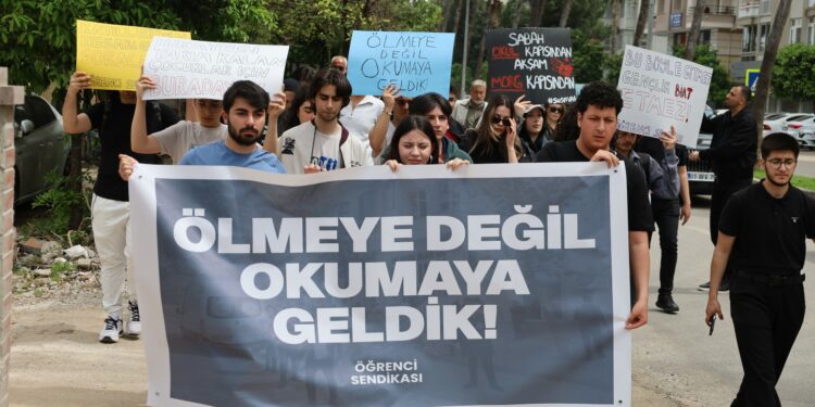 Lise Öğrencileri: Ölmeye Değil Okumaya Geldik