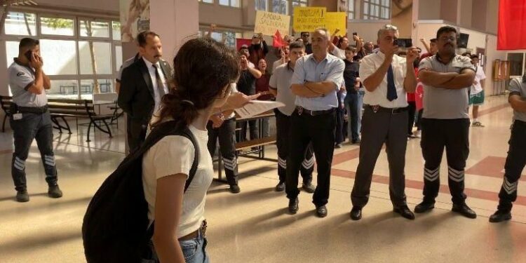 İzmir’de 16 Öğrenciye Gözaltı