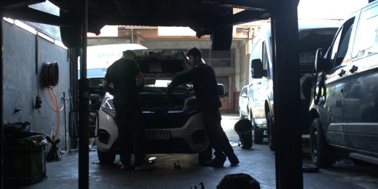 Türkiye’de Genç İşçi Olmak: Güneşin Doğuşuyla Uyanış, Gecenin Karanlığında Eve Dönüş