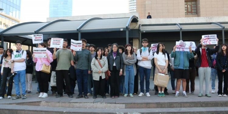 İzmir’de Öğrencilerin Gözaltına Alınmasına Tepki