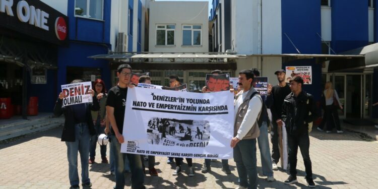 İzmir’de Öğrenciler Üç Fidan’ı Andı