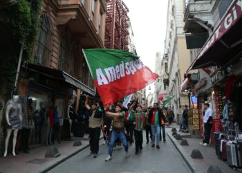 Amedspor Taraftarlarından Taksim’de Kutlama