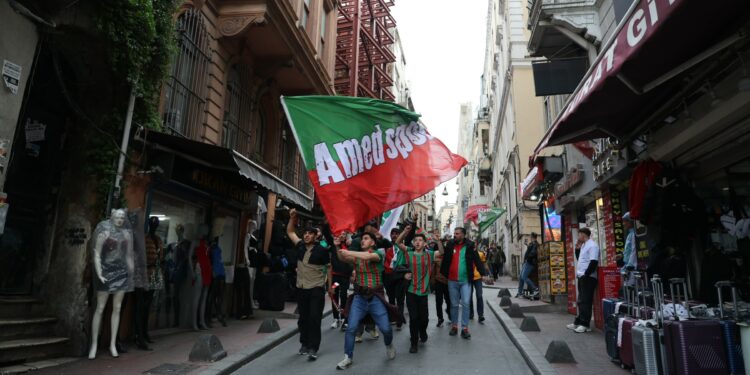 Amedspor Taraftarlarından Taksim’de Kutlama