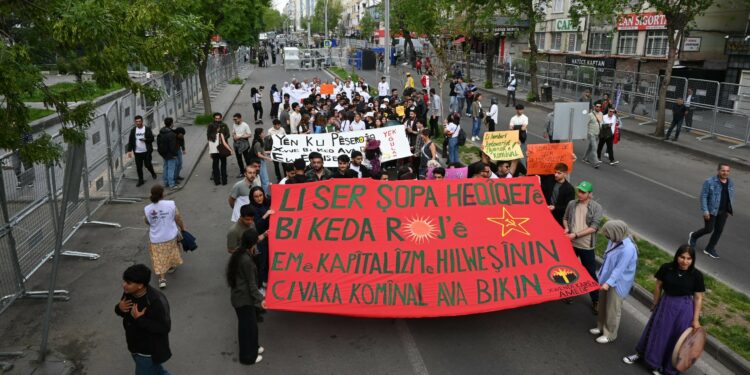Amed’de Gençlerden 1 Mayıs Korteji