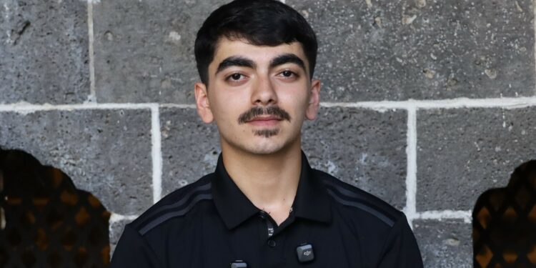 Genç Sanatçı: Asimilasyona Karşı Kürtçe Üretmeliyiz