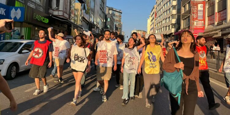 Gençlerden NATO Protestosu: Çok Sayıda Gözaltı