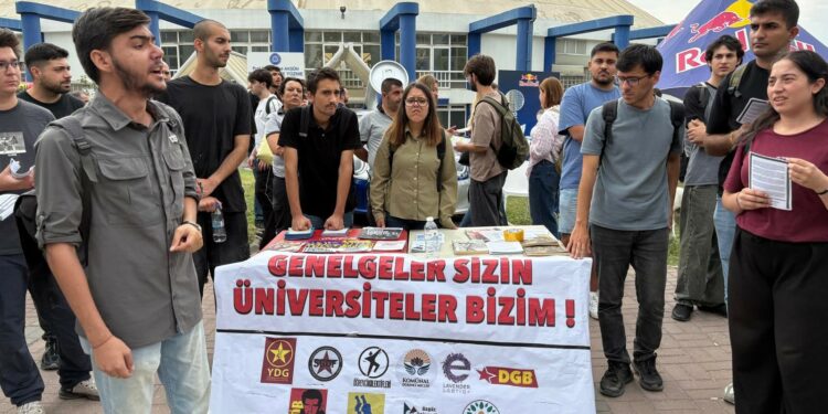 Ege Üniversitesi’nde Stant Açan Öğrenciler Gözaltına Alındı