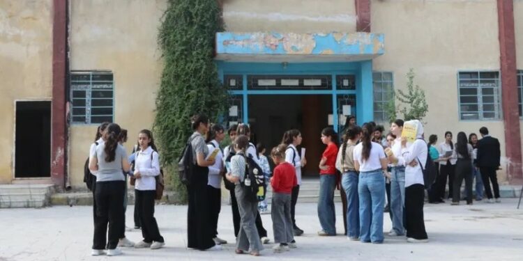 Rojava’da Öğrenciler Kürtçe Eğitim İçin Alanlarda