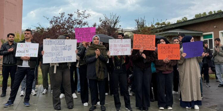 YYÜ Öğrencilerinden Rojin Kabaiş İçin Yürüyüş